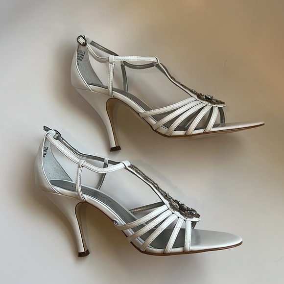 Anne Klein "Akodelle" white leather beaded T strap heeled sandals - Picture 4 of 6
